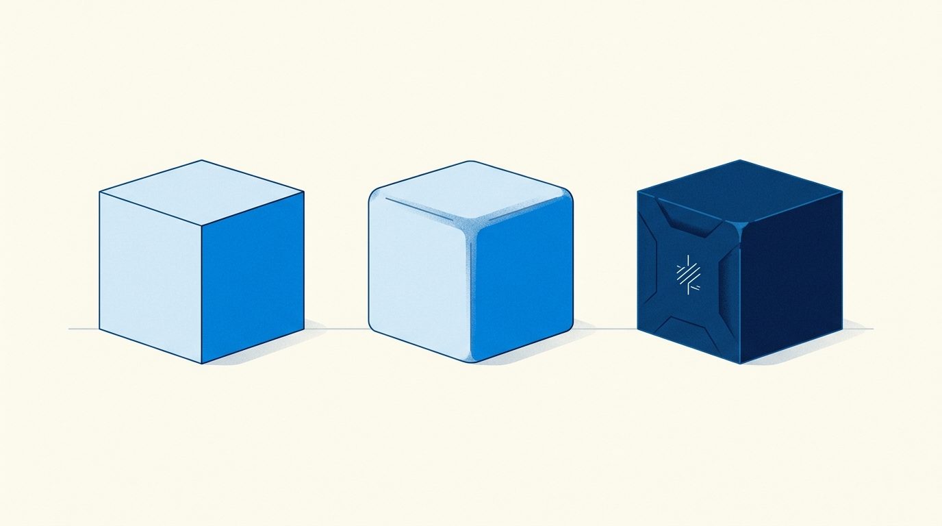 Trois cubes identiques dont les arêtes sont de plus en plus marquées